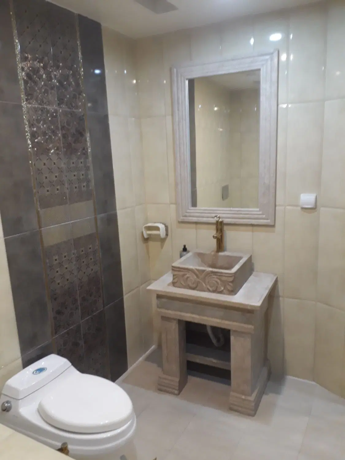 آپارتمان تک واحدی عطاران