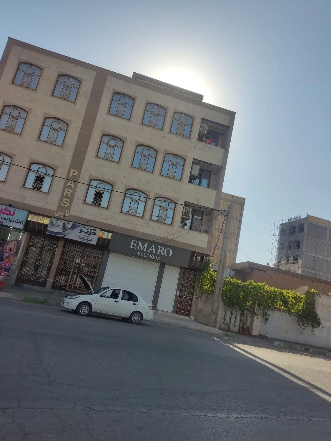 واحد ۶۵ متری طبقه ی چهارم کارمندان‌بر خیابان