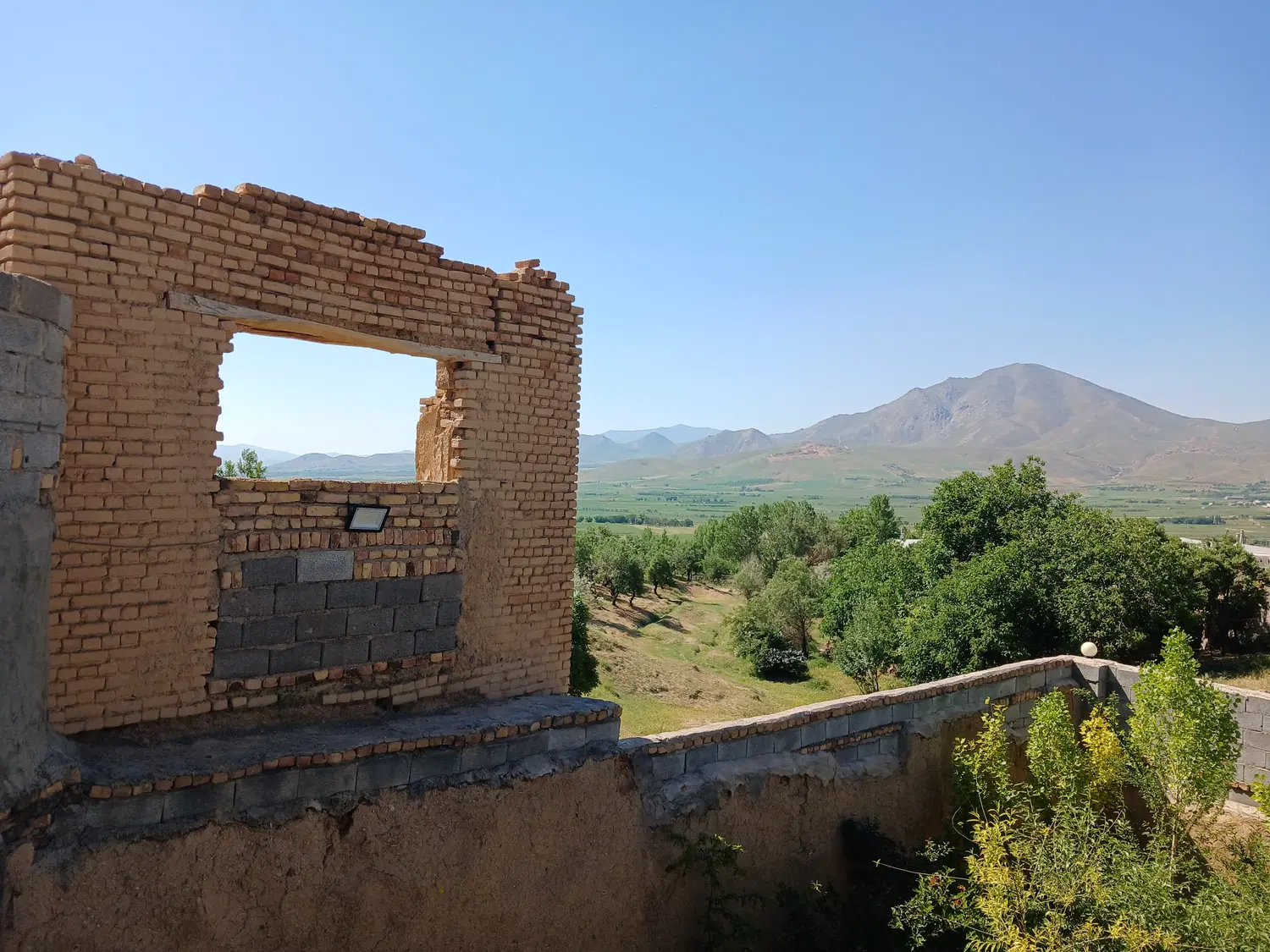 خانه روستایی و باغچه