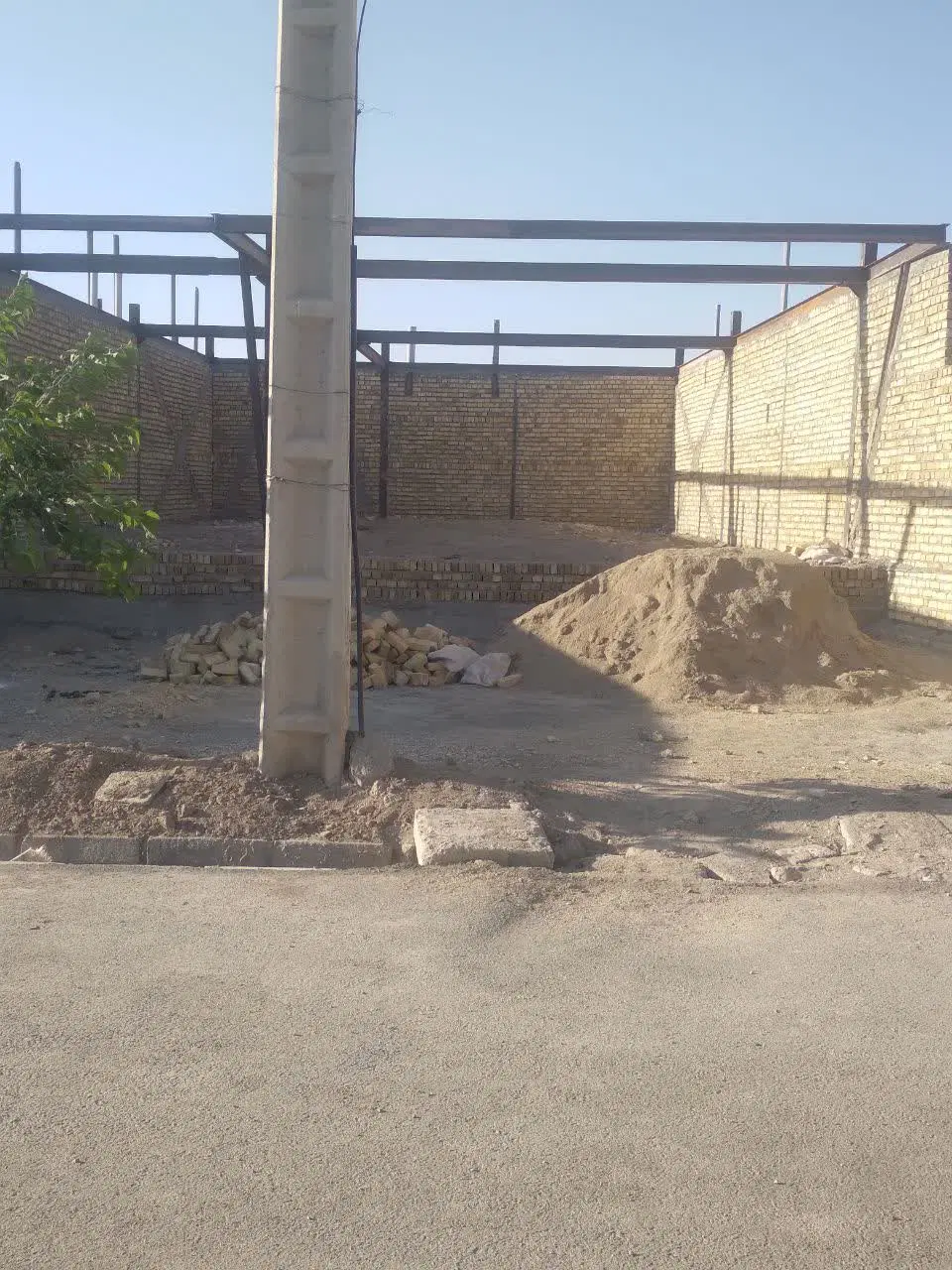 خانه ویلایی نیمه کاره در بروجرد