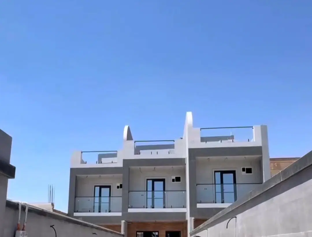 یک دستگاه ساختمان مسکونی تریبلکس