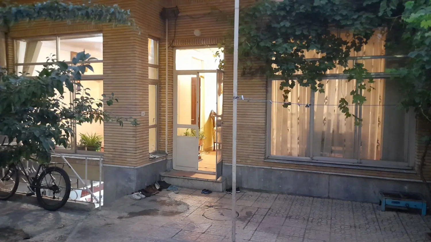 حیاط در سه راهی بارون آواک
