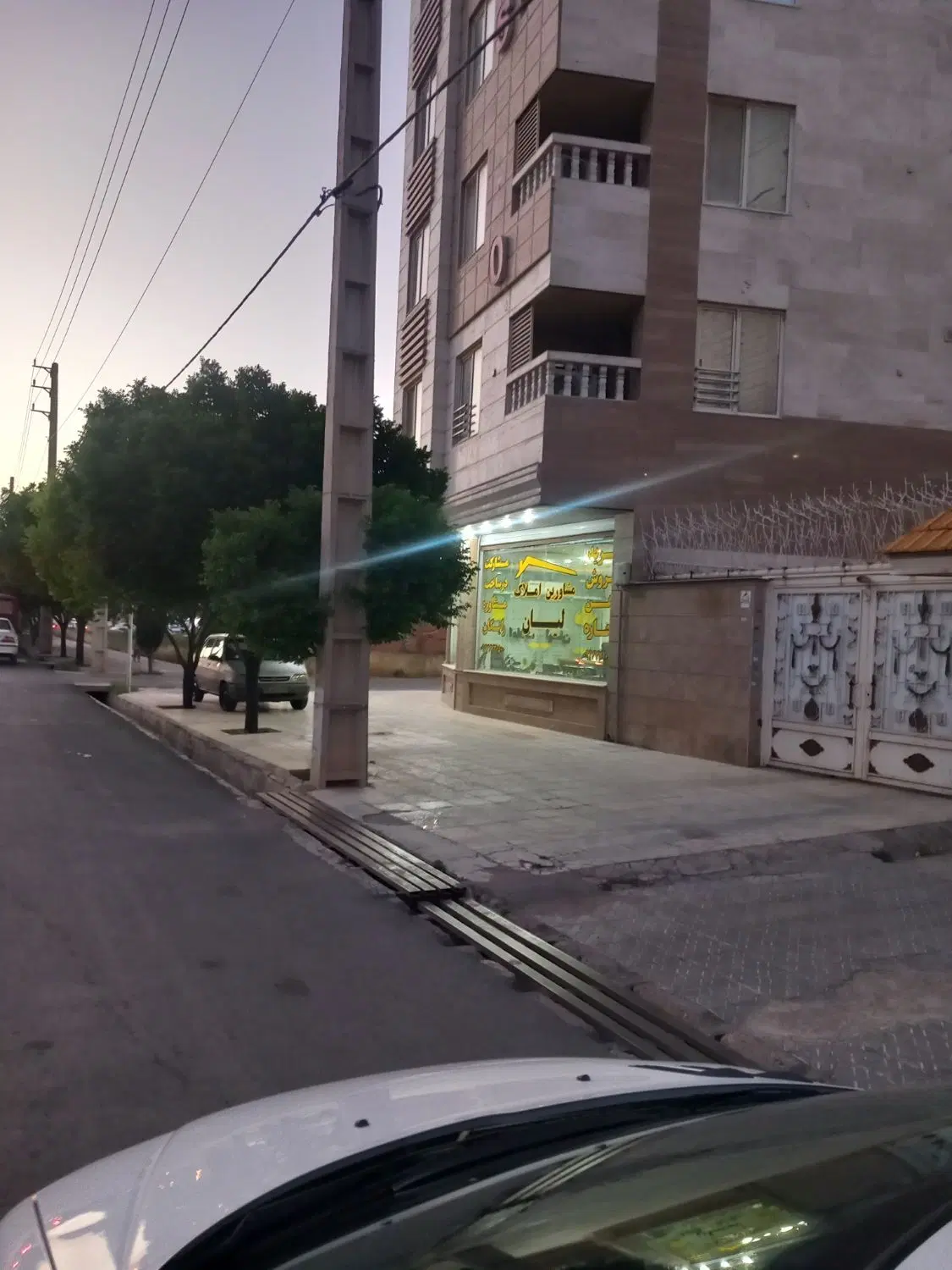 مغازه ۲۰متر کف ۱۰متر بالکن .سر نبش ۴راه