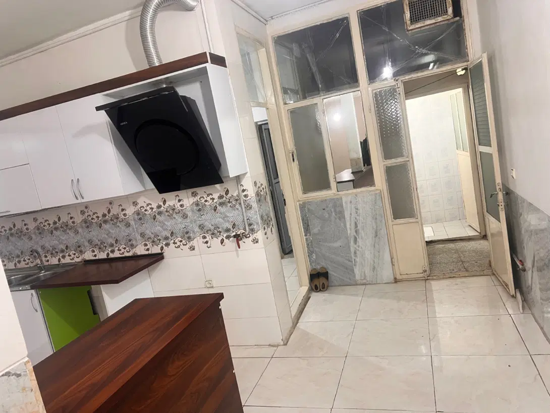 ۸۰ متر طبقه همکف،بر خ فلاحزاده