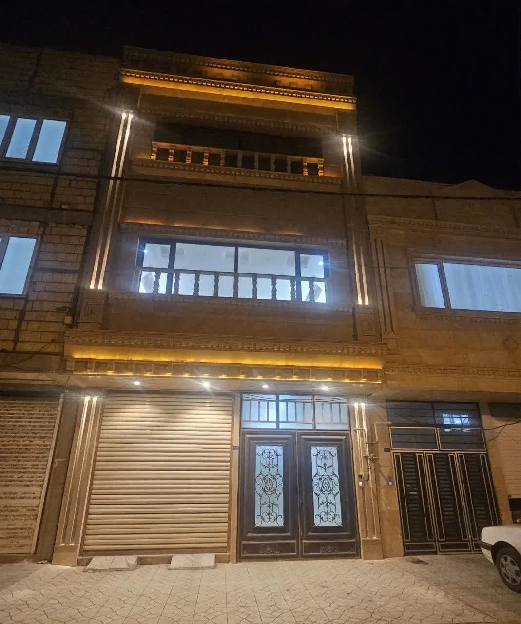 خانه سه طبقه و نیم حکمت شمالی بر 20 متری