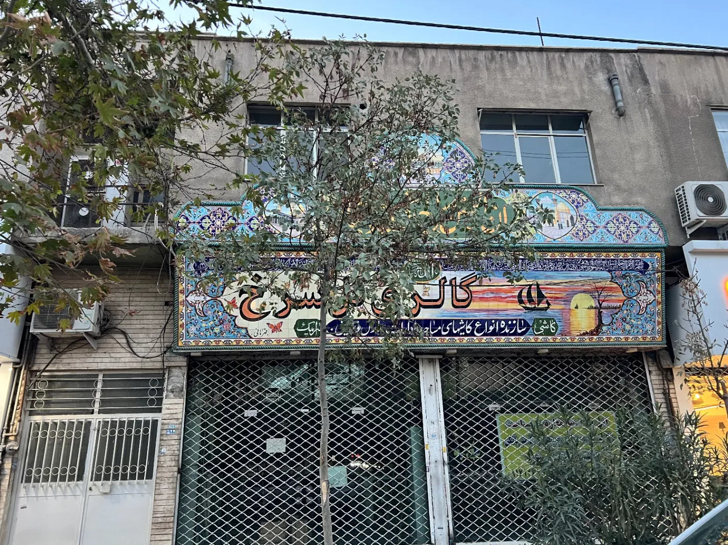 رهن و اجاره دو دهنه مغازه به متراژ کلی ۳۴۰ متر