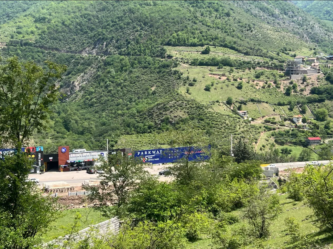 کلبه جنگلی کنار آزادراه جاده چالوس