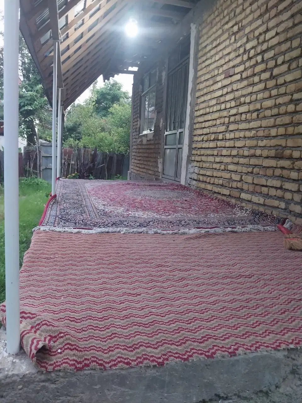 ۲۵۰ متر زمین با یک خانه محکم ویلایی