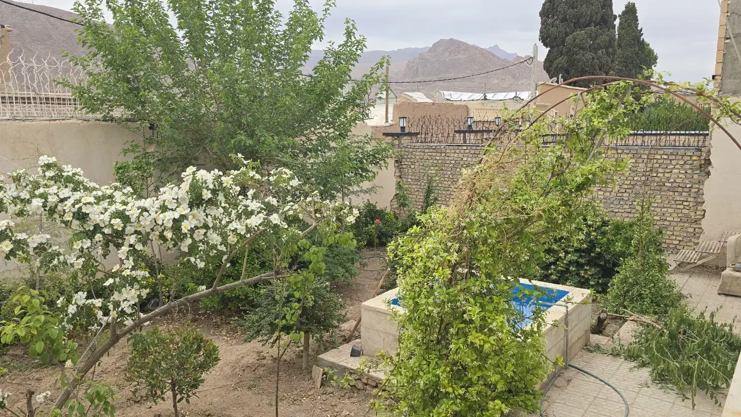 منزل مسکونی واقع درتفت سه نبش دارای  ویوعالی