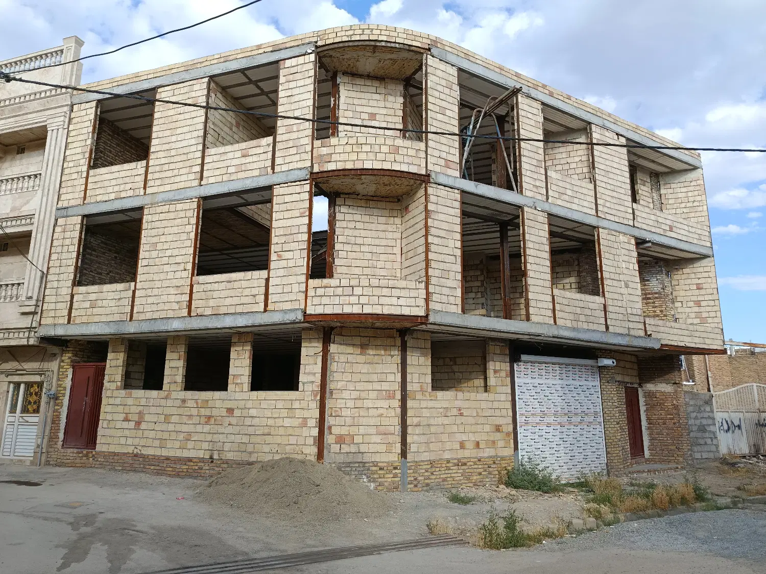 ساختمان نیمه کاره