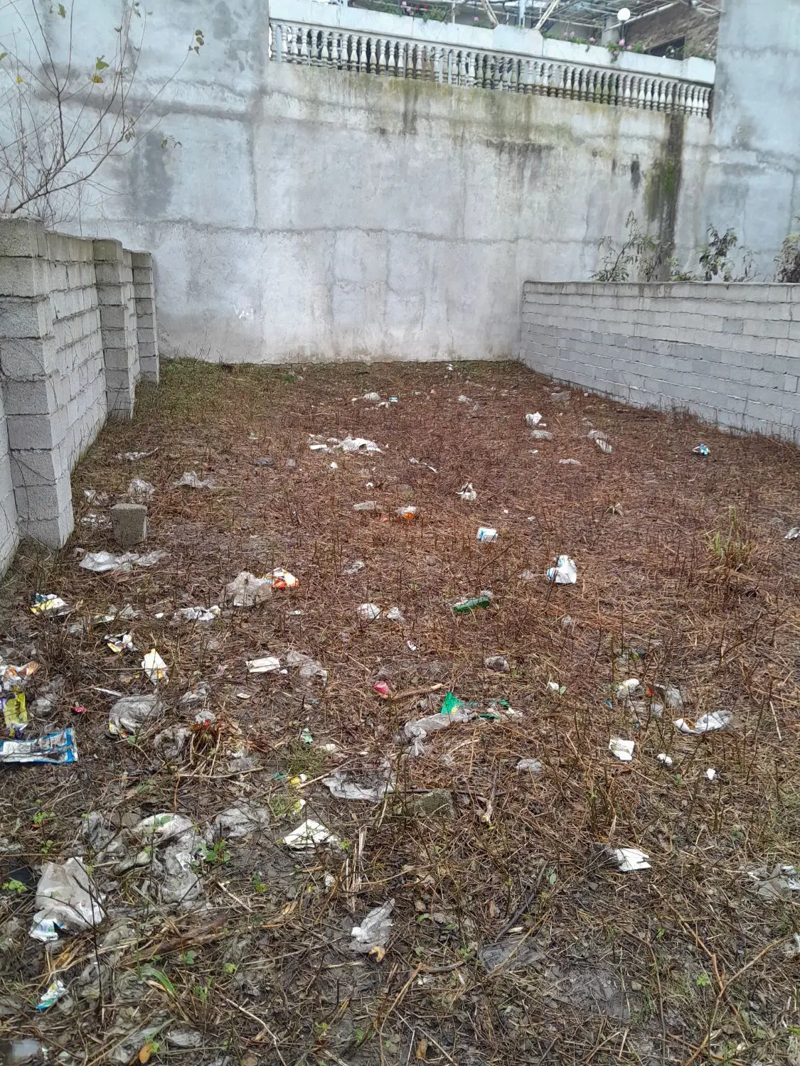 زمین در باغچه سرا