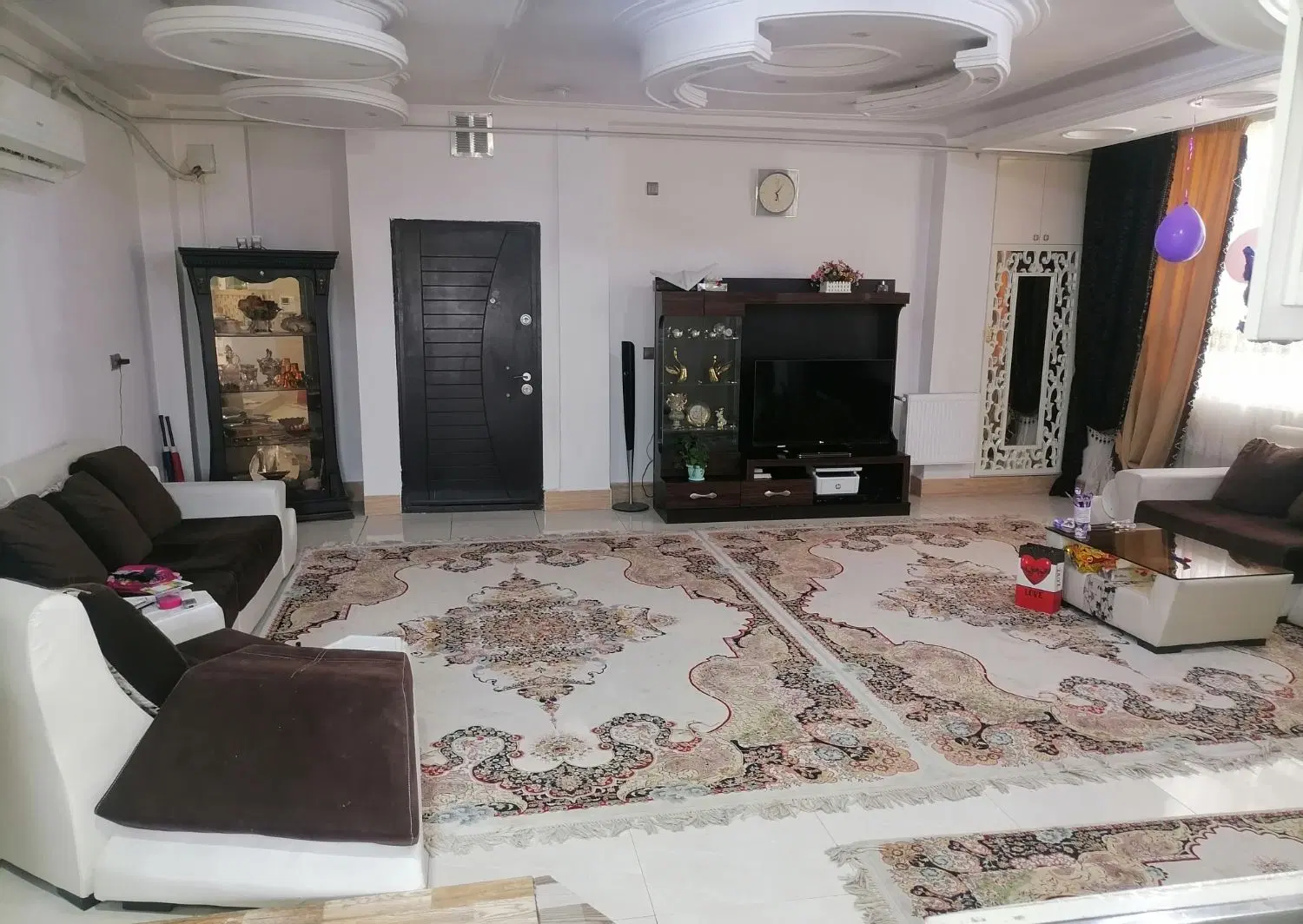 واحد ۱۰۵ متری غرق نور