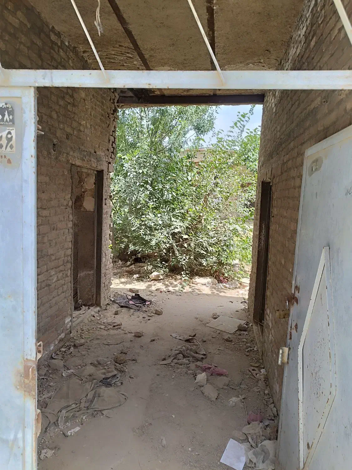 زمین چهاردیواری ۳۰۲ متر مربع