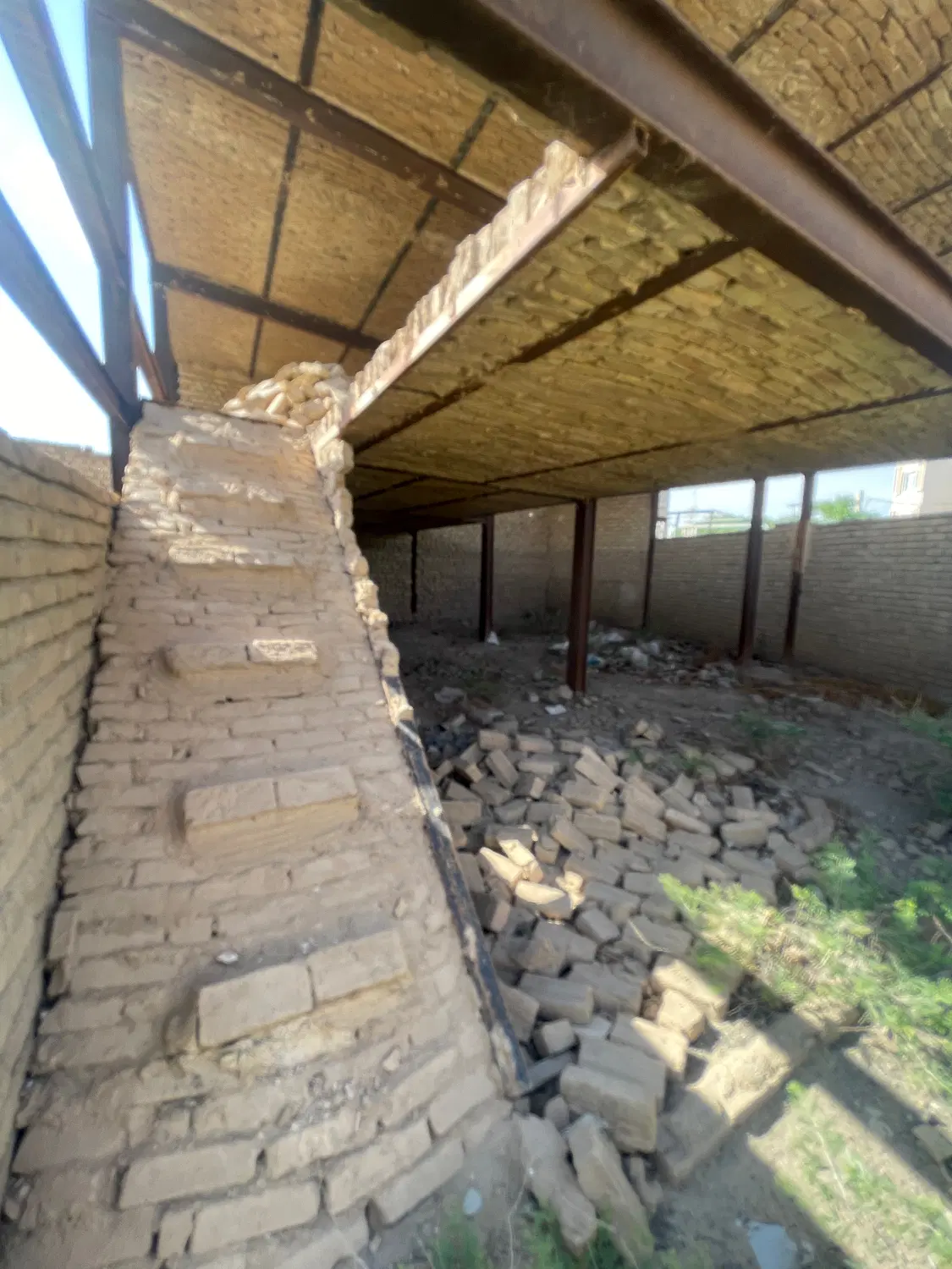 زمین ۶۰۰ متری با مغازه