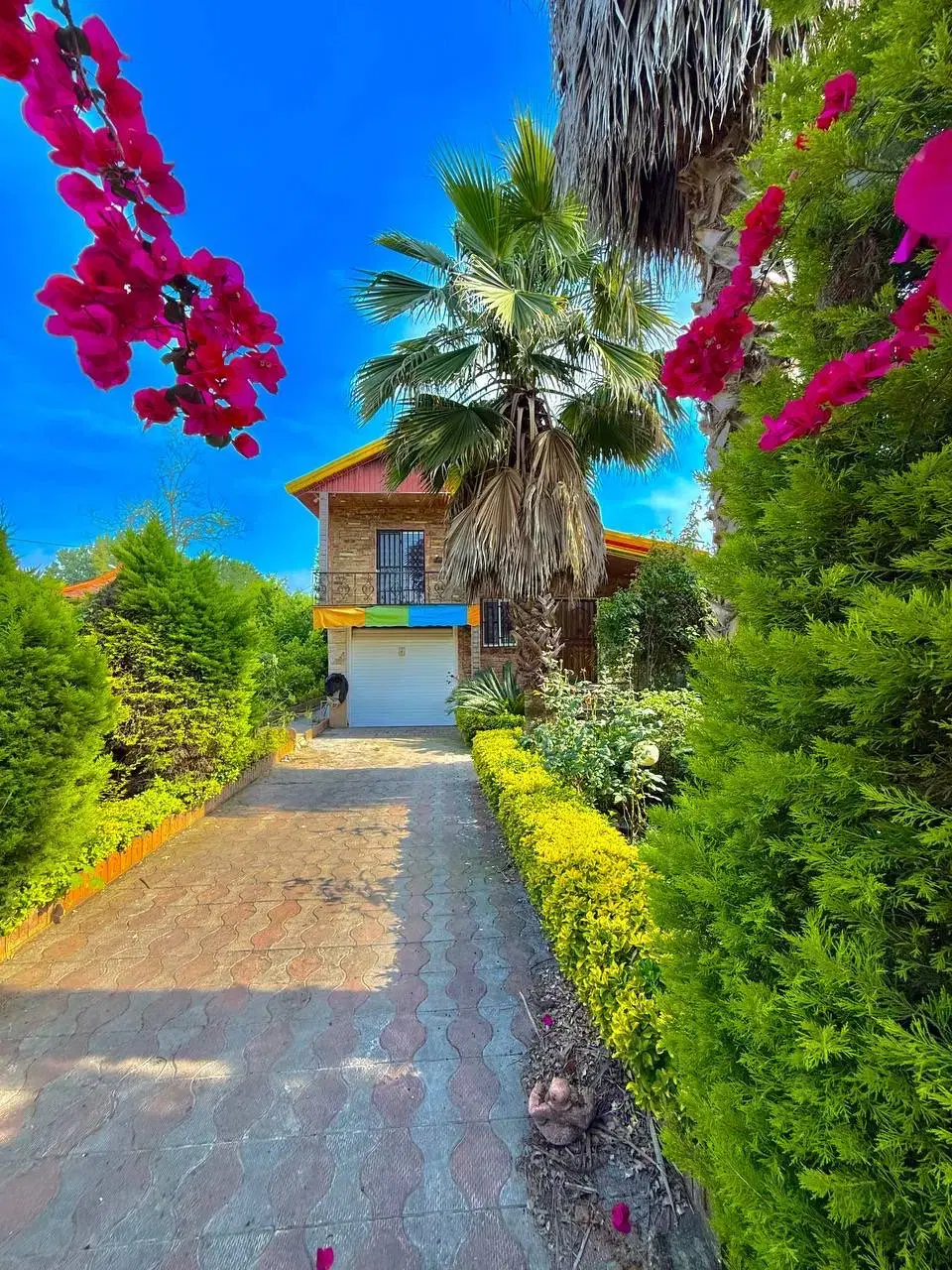 خانه سنتی مشجر*گل‌تزیینی*پول زمینه فقط
