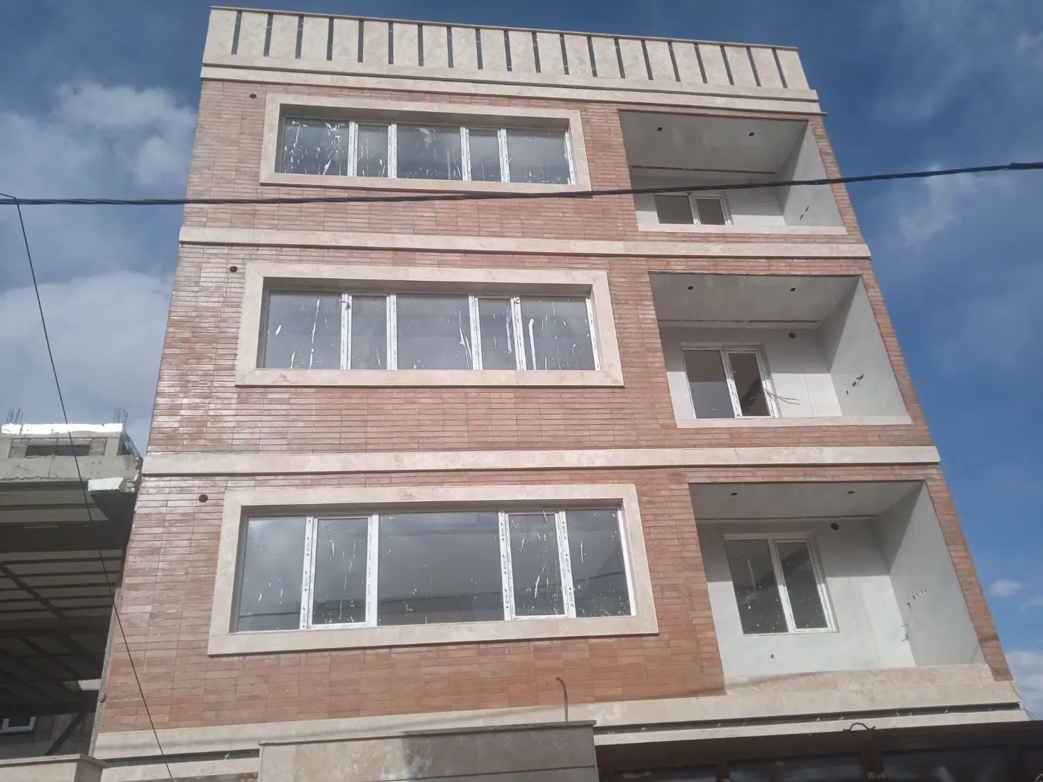 مسکن ملی دارم سه طبقه.طبقه اول هستم میفروشم