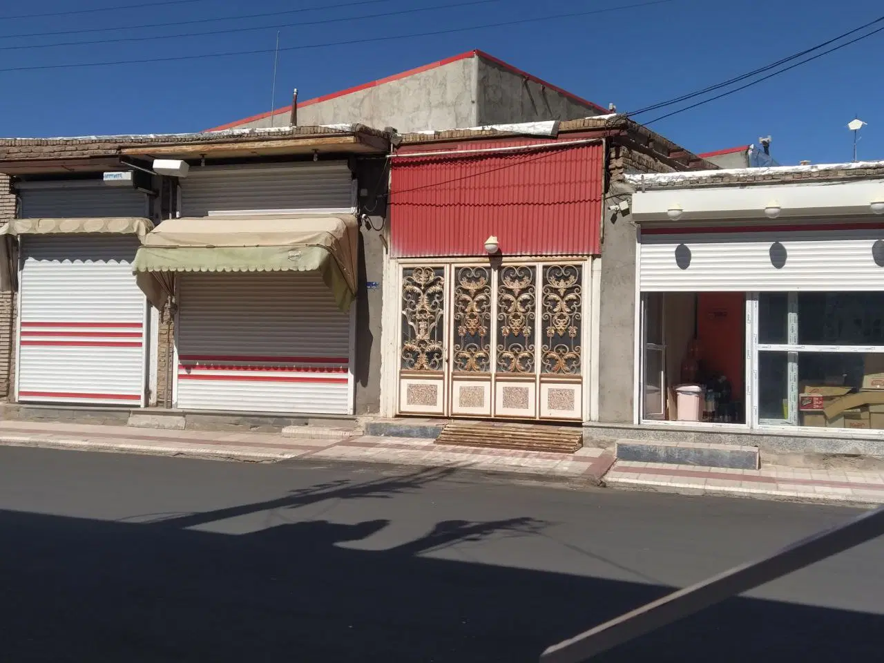 منزل مسکونی با مغازه های تجاری