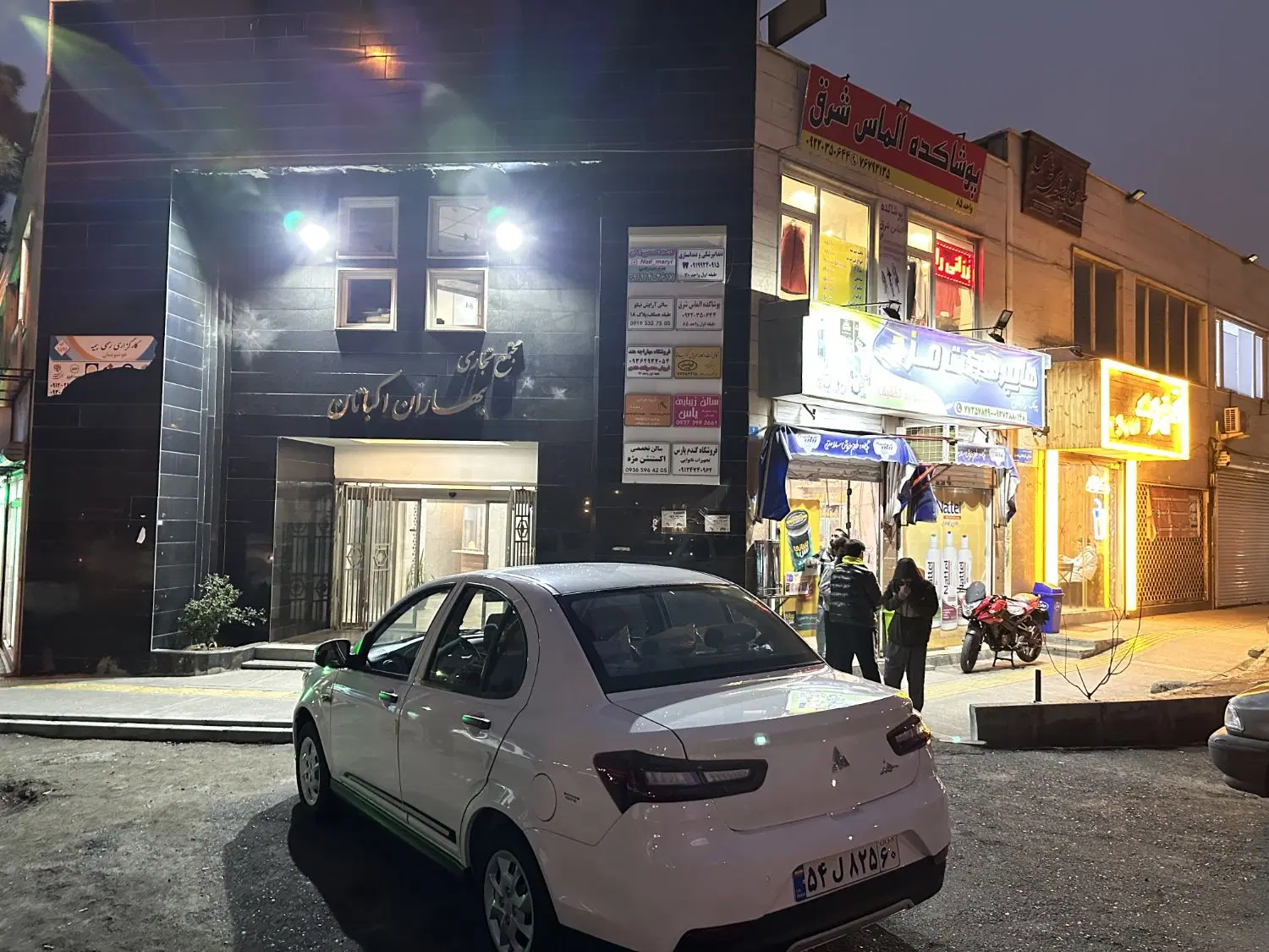 مغازه ۳۳ متری دو نبش