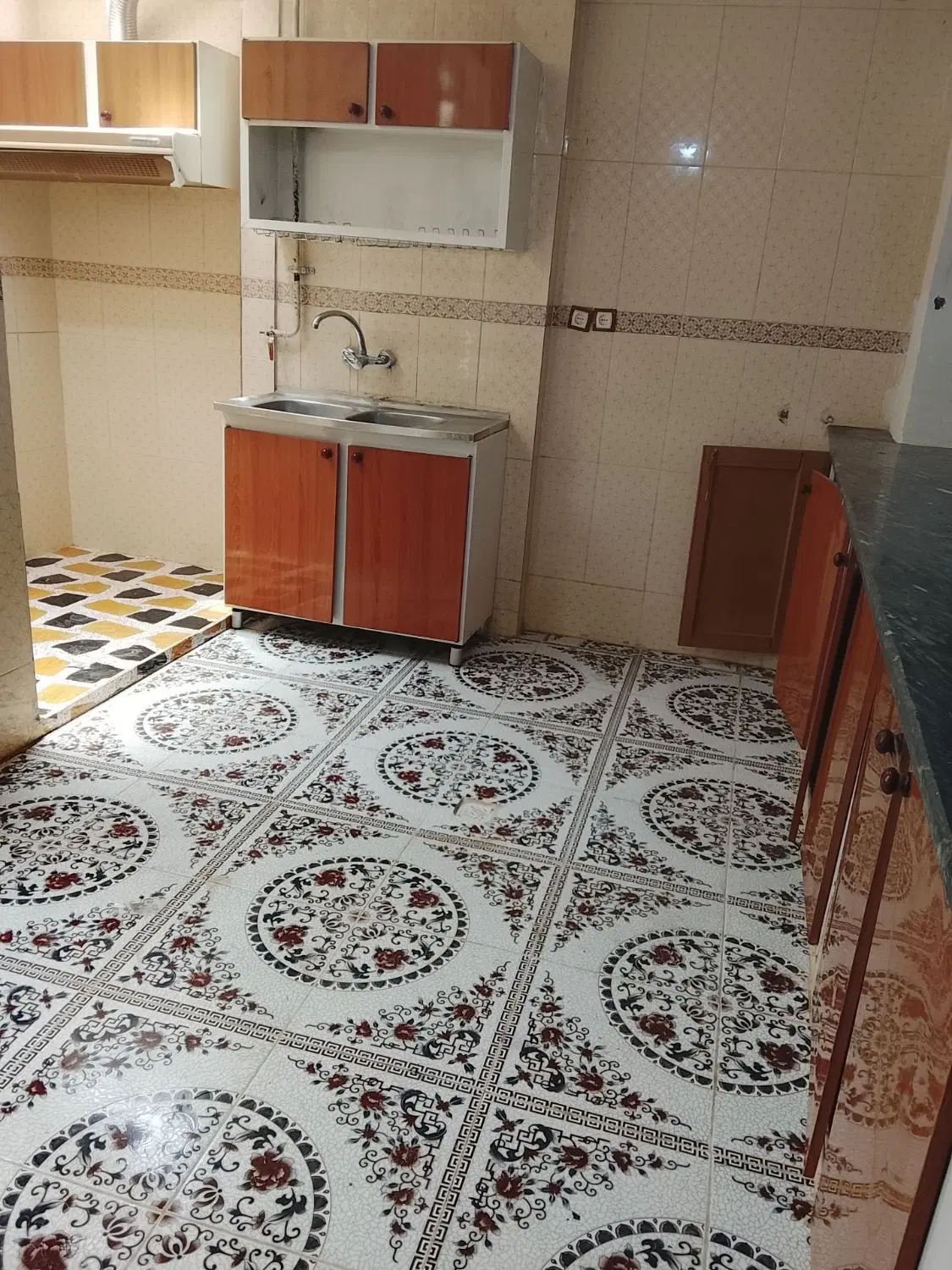 رهن واجاره یک واحد در شرف اباد