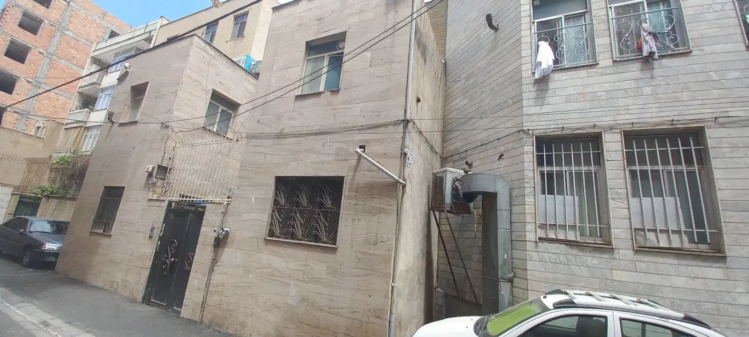 خانه کلنگی حیاط دارشمالی قابل سکونت