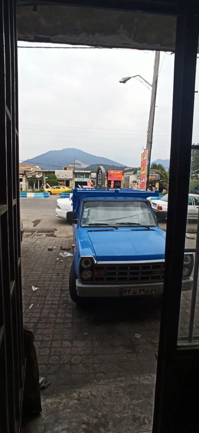 مغازه لب خیابان اصلی کاشی شده