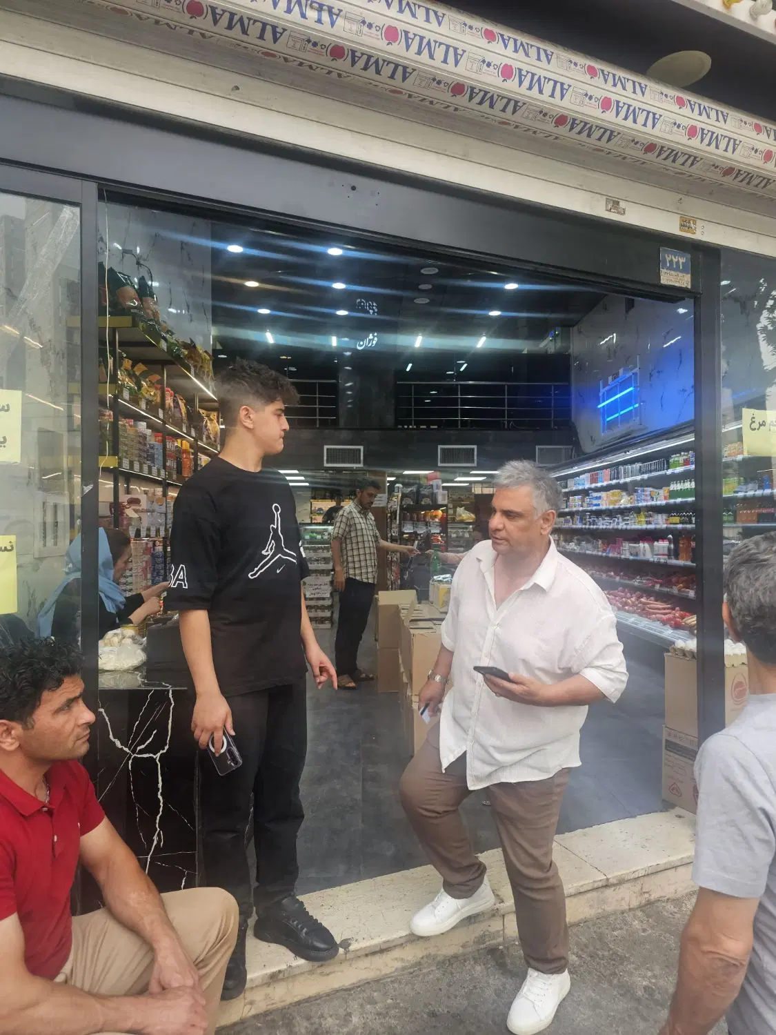 فروشگاه بزرگ مواد غذایی و پروتیینی با فروش بالا