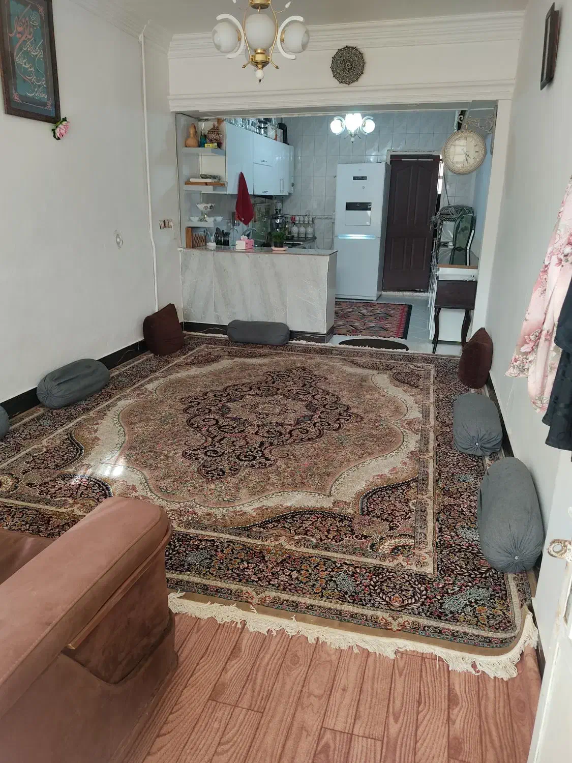 خونه ویلایی ، نزدیک به خیابان اصلی