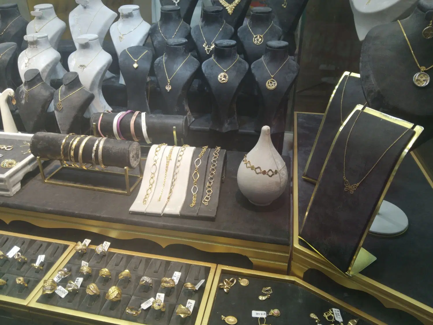 مغازه طلا فروشی پاساژ مولانا۲ باغمیشه