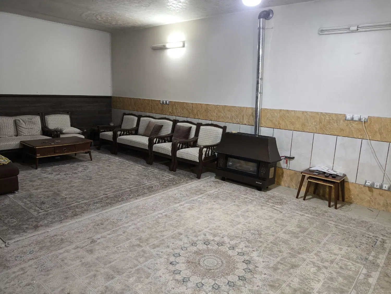 طبقه اول، راه و پشت بام انحصاری