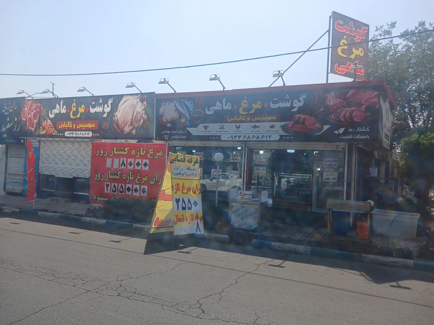 یه سمت مغازه گوشت ومرغ به کالباس فروشی اجاره داده