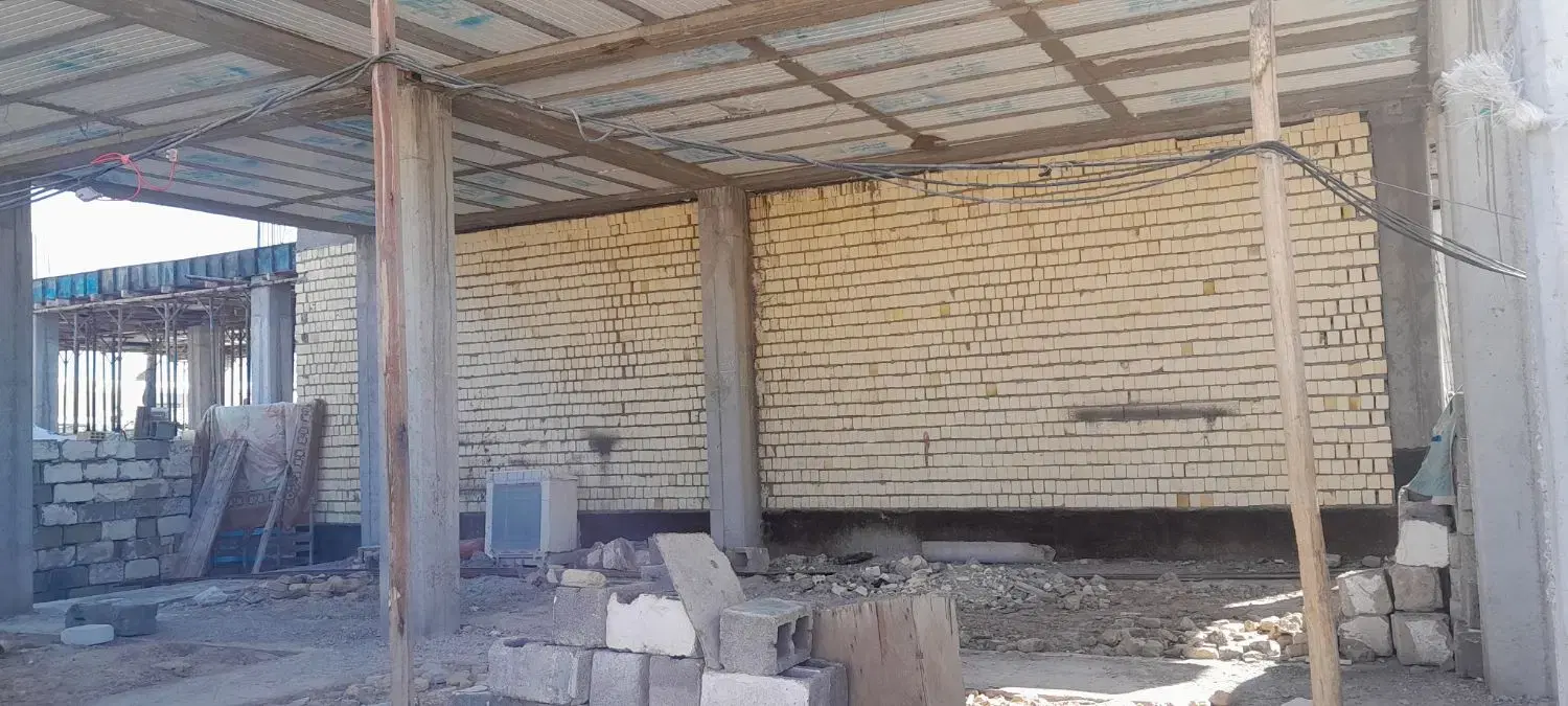 یک خانه نیمه کاره