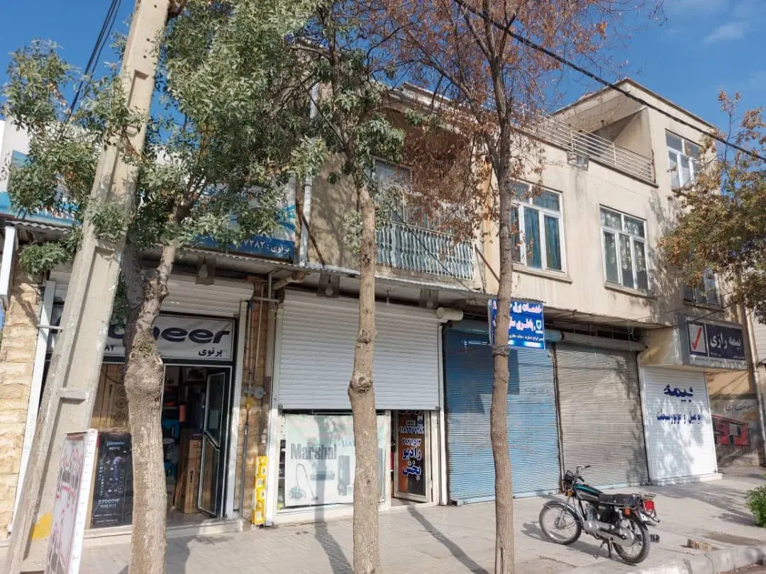 دو طبقه‌ مسکونی و تجاری چوب فروش ها