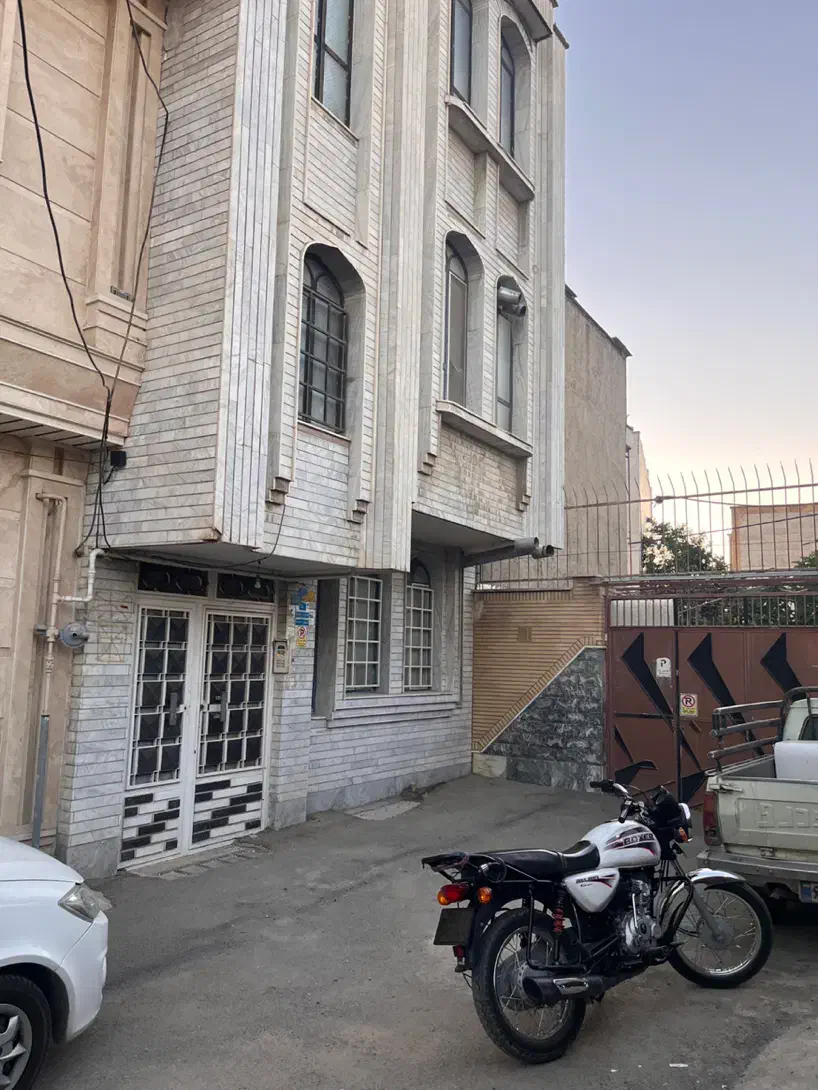 ویلایی گلسرخی ۱۴۰ متری ۳طبقه با زیرزمین