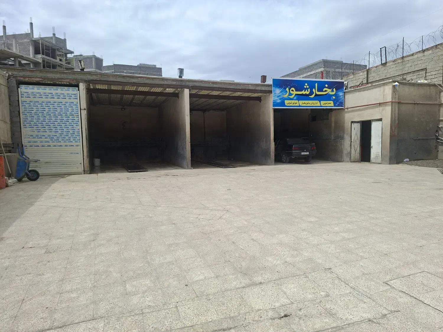فروش یک قطعه زمین با ۵ مغازه اماده  بفروش میرسد
