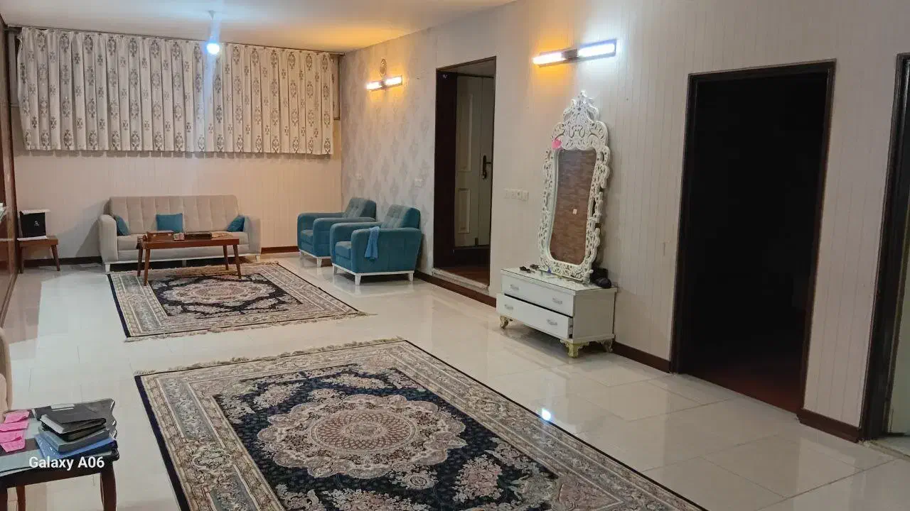 منزل مسکونی ۳طبقه با ۳۰متر تجاری خ مهرگان