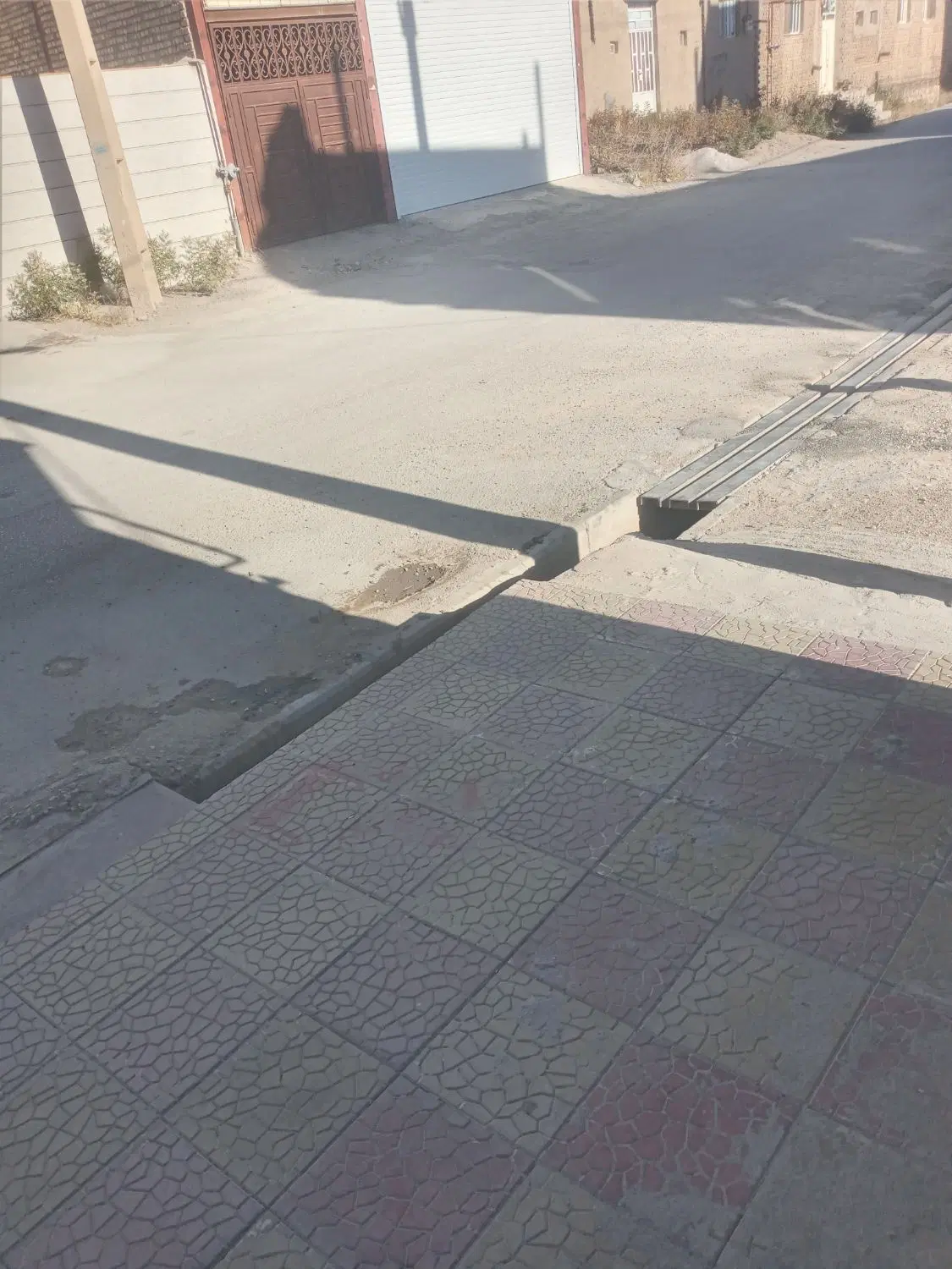 زمین تلوری  جلو خیابان  اصلی