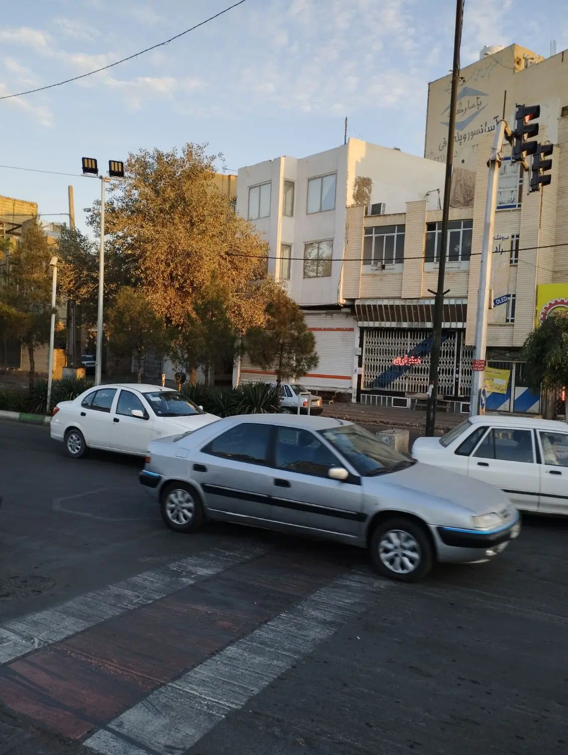 ساختمان تجاری مسکونی کیوانفر