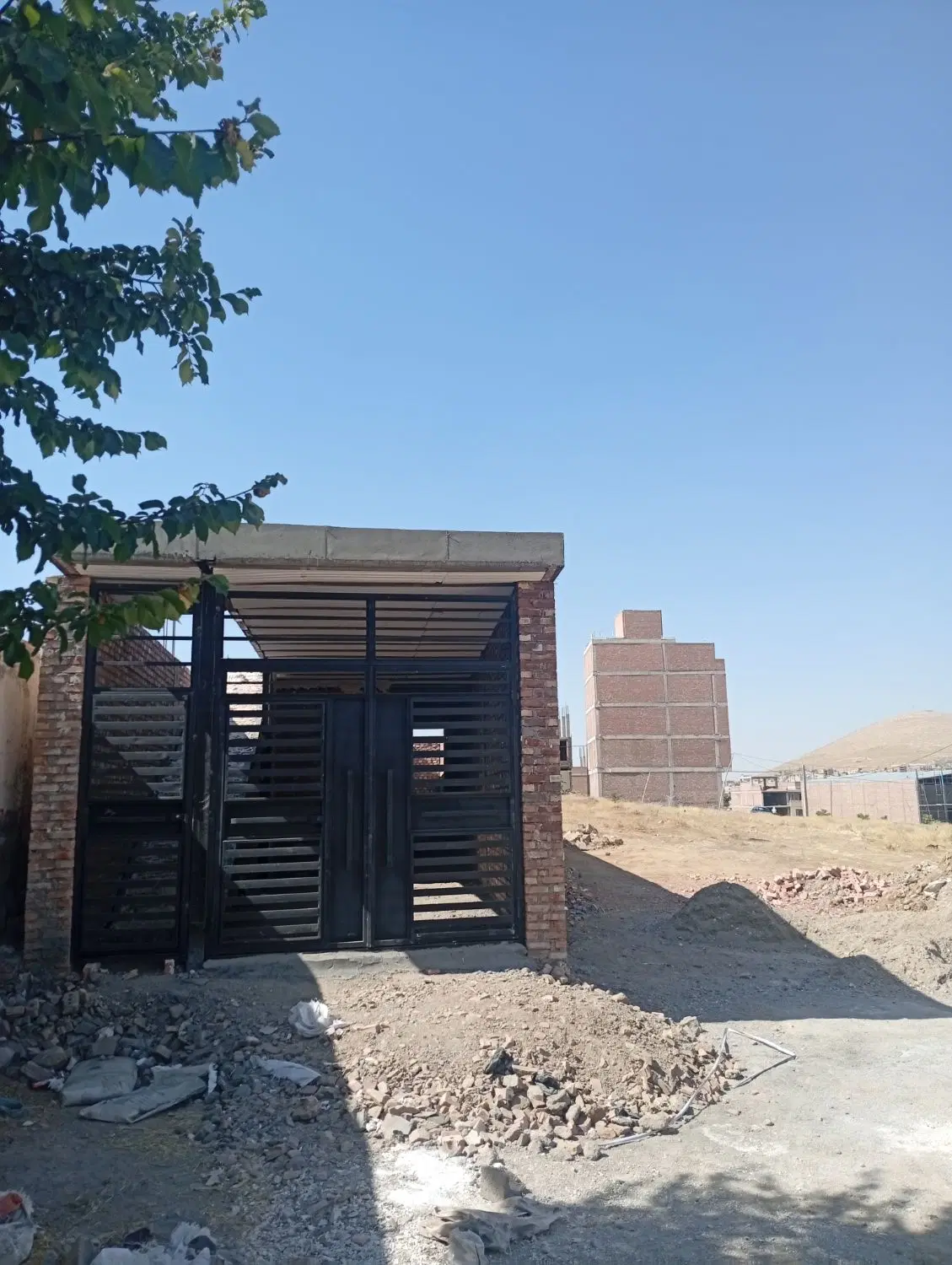 105مترنیمه کاره محدوده فقط3.950