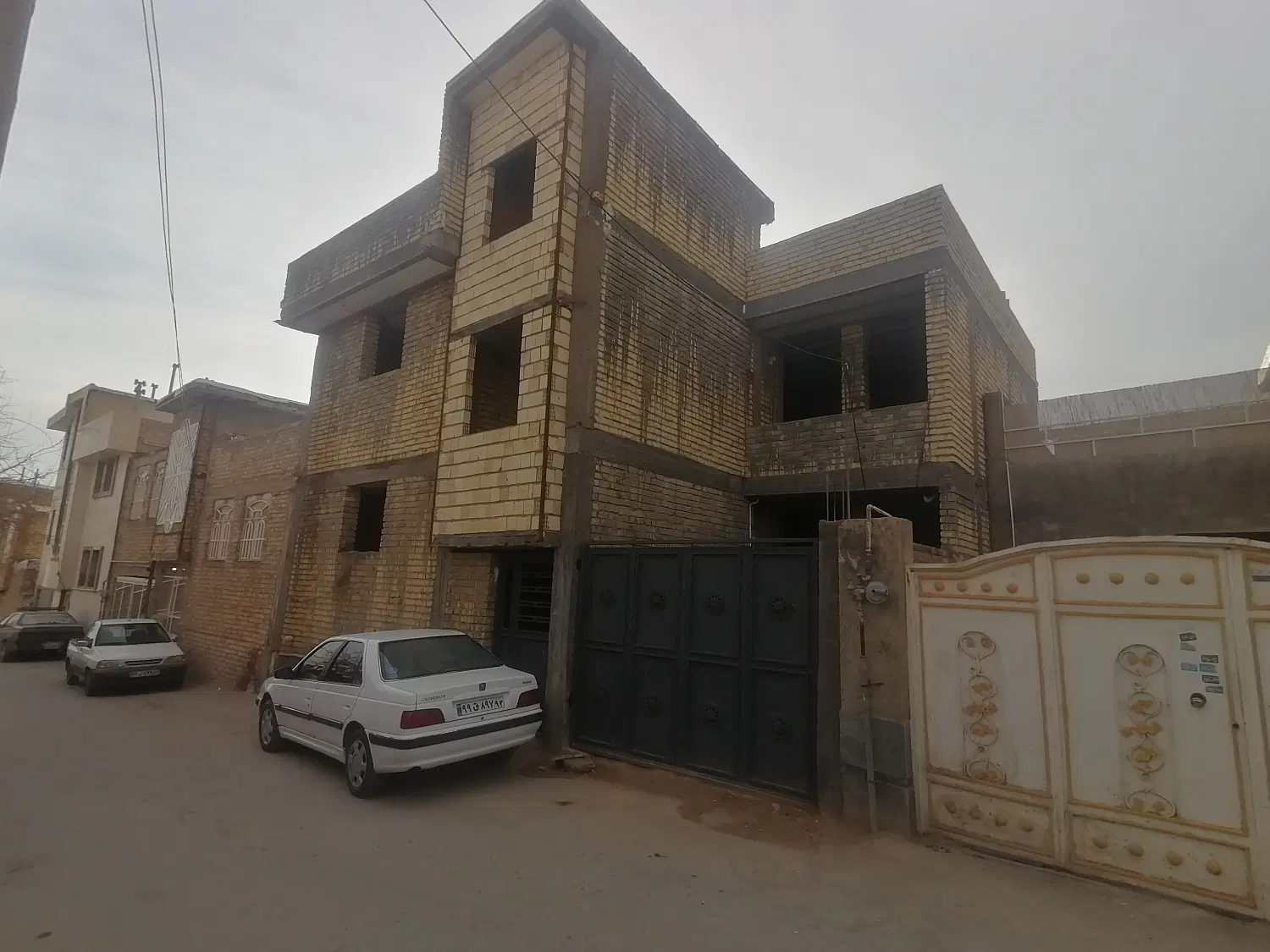 اسکلت دوطبقه شاپورجان بالا جاده