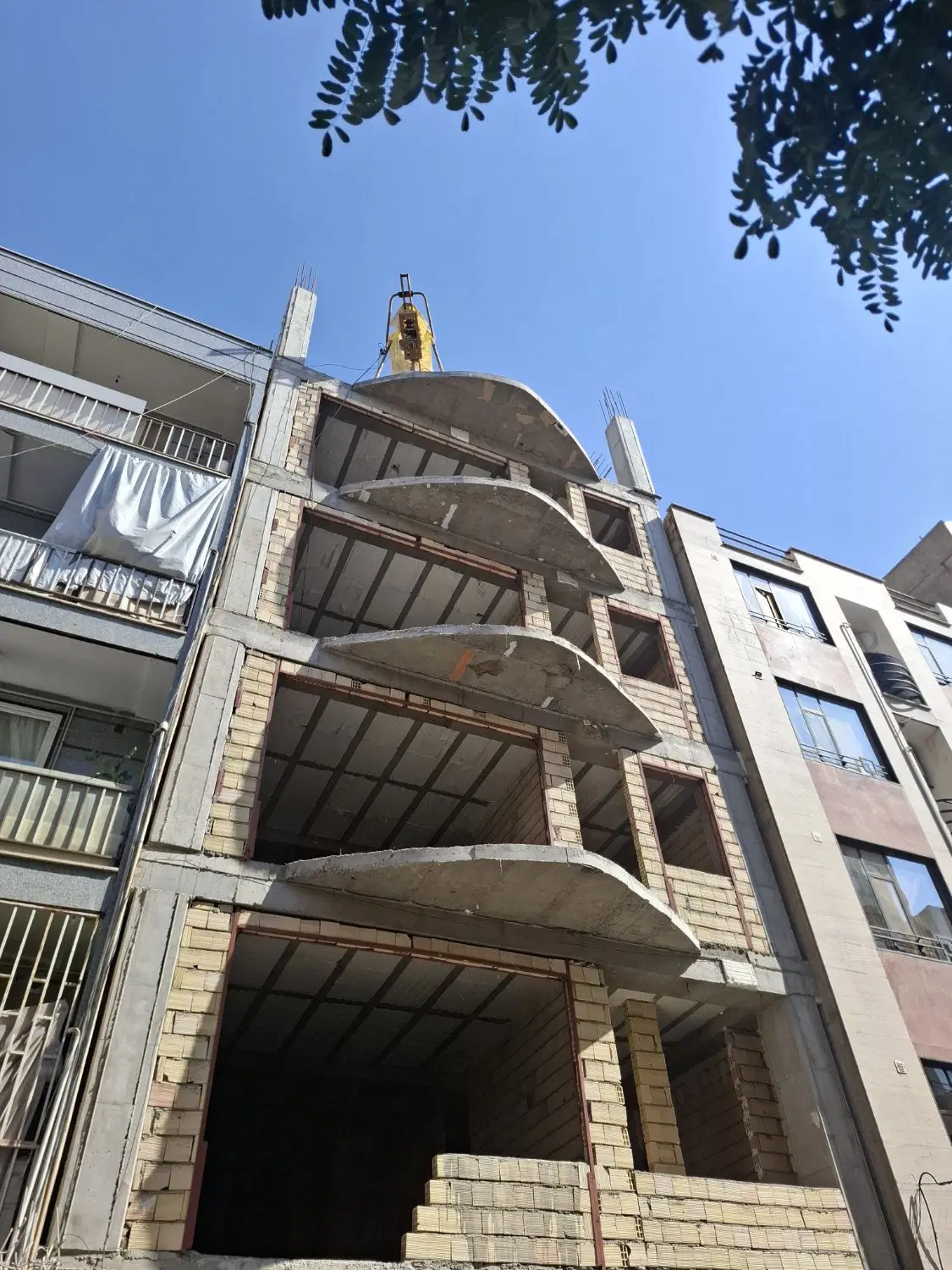 ۱۱۵ متر رو به نما پارکینگ اختصاصی
