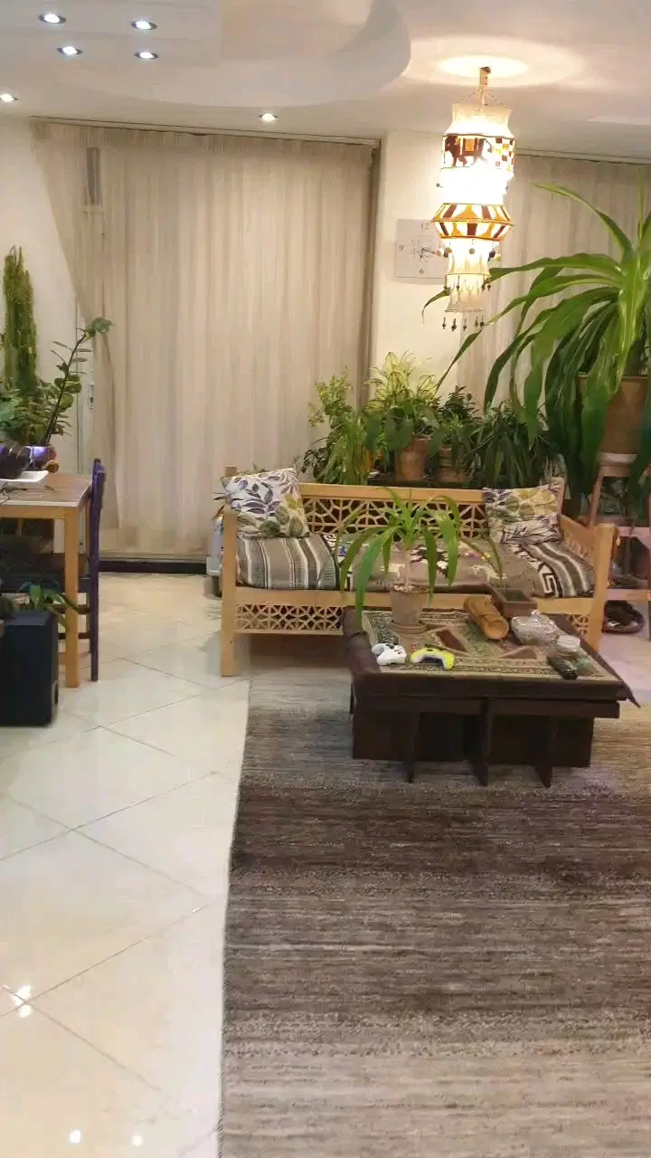 دو خوابه ۹۰ متری جنب چهاراه نبوت