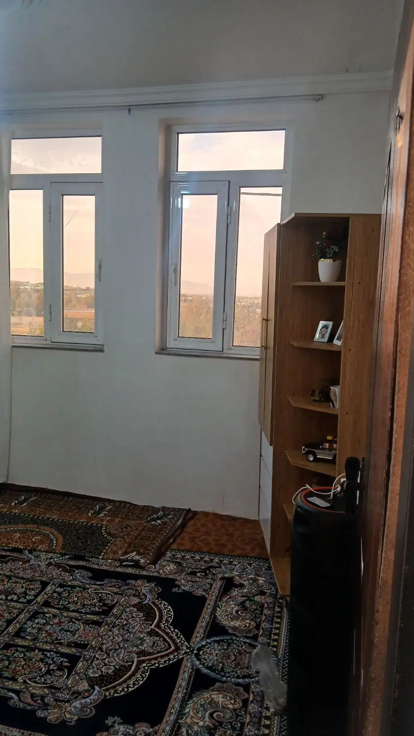 یه حیاط دو طبقه به فروش می‌رسد