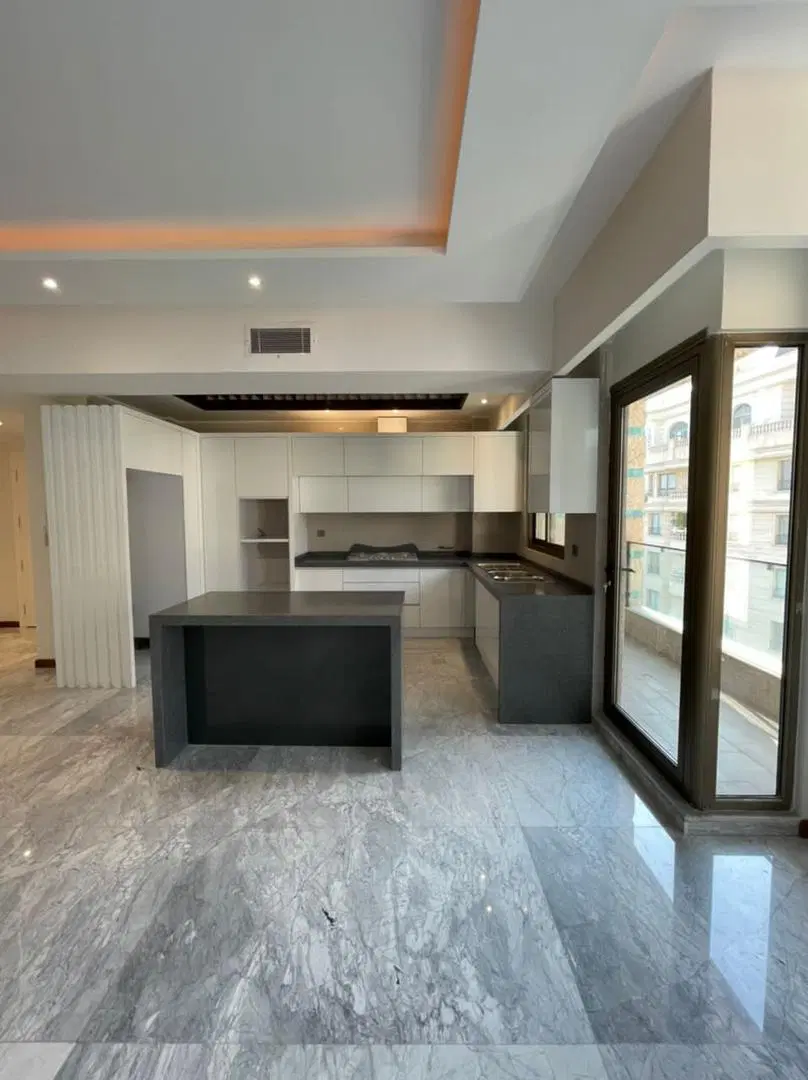 آپارتمان فرمانیه غربی ۱۳۵ متر ۲ پارکینگ سندی