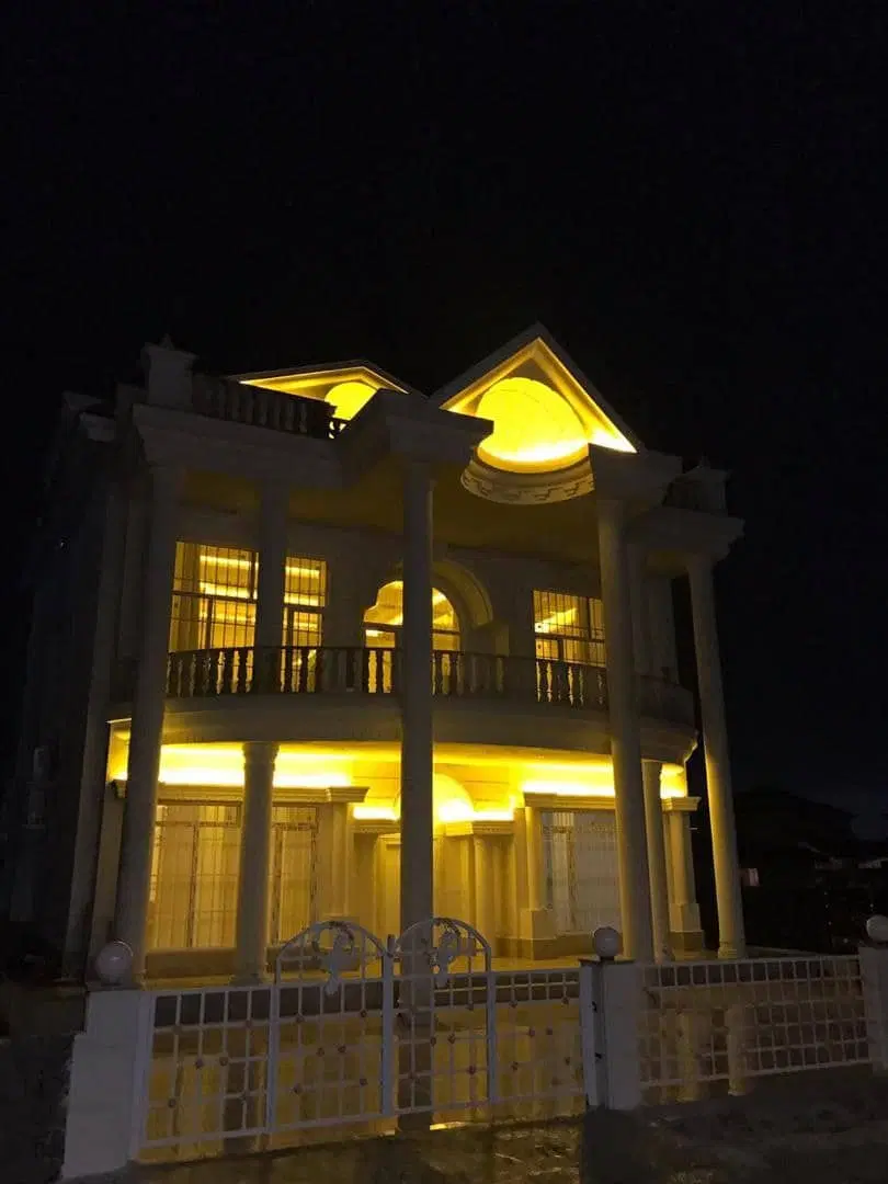 عمارت 5 خواب استخر جکوزی تمامی امکانات