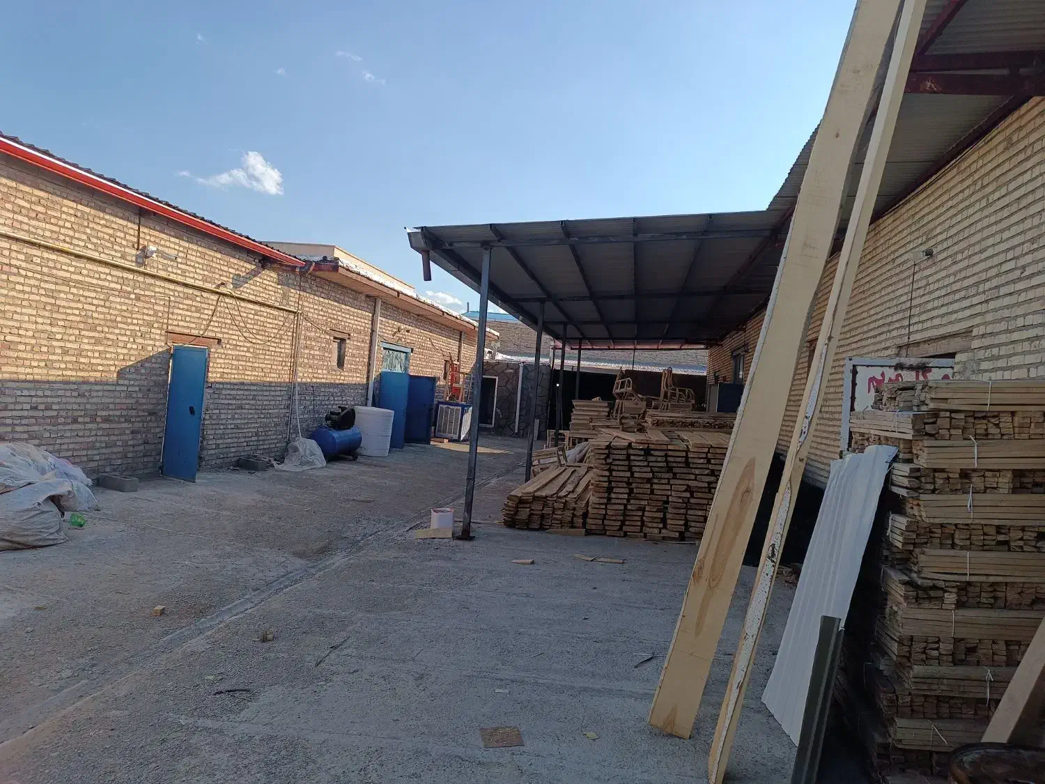 کارخانه ب متراژ ۱۰۰۰ متر ۸۰۰ متر سر پوشیده