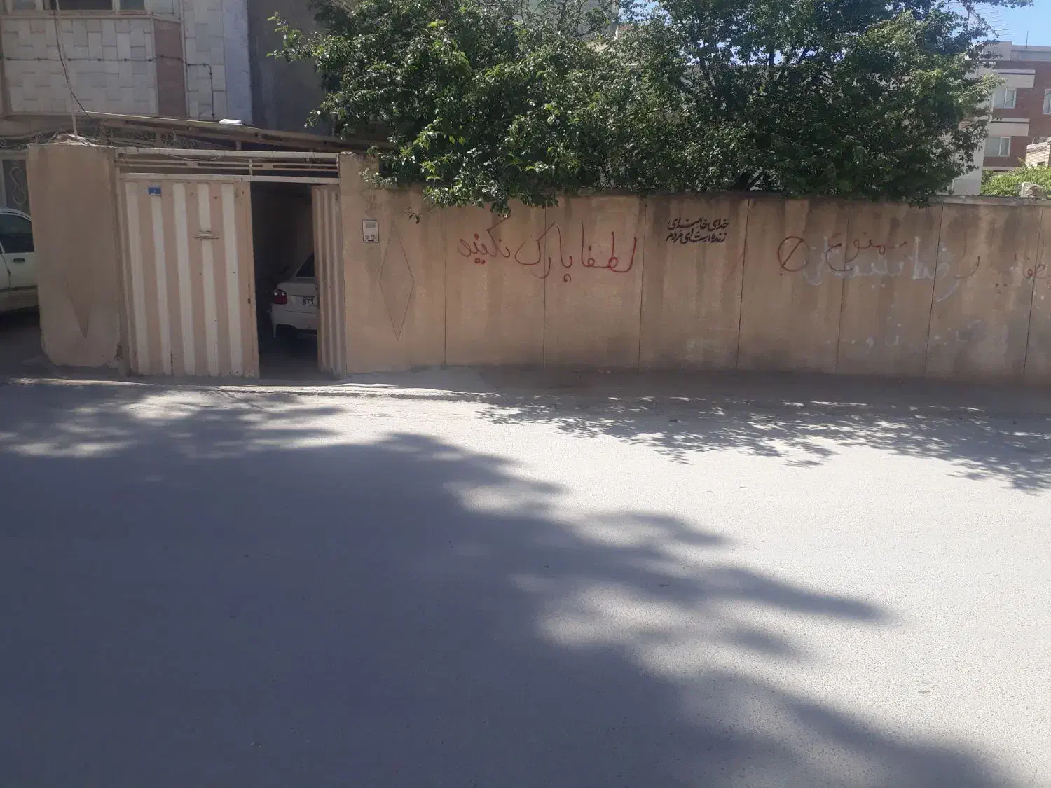 حیاطی ویلای حاشیه جمهوری ۴