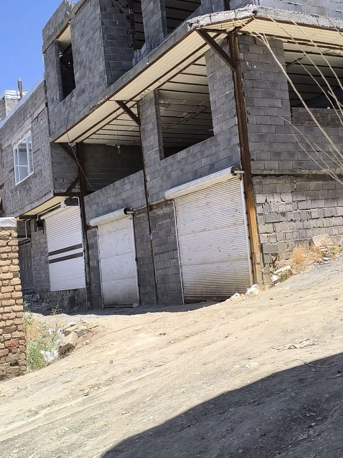 خانه سه طبقه نیمه کاره نایسر