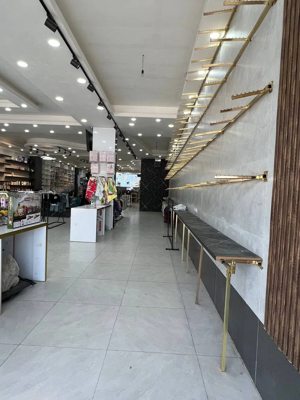 یک باب مغازه 400 متری