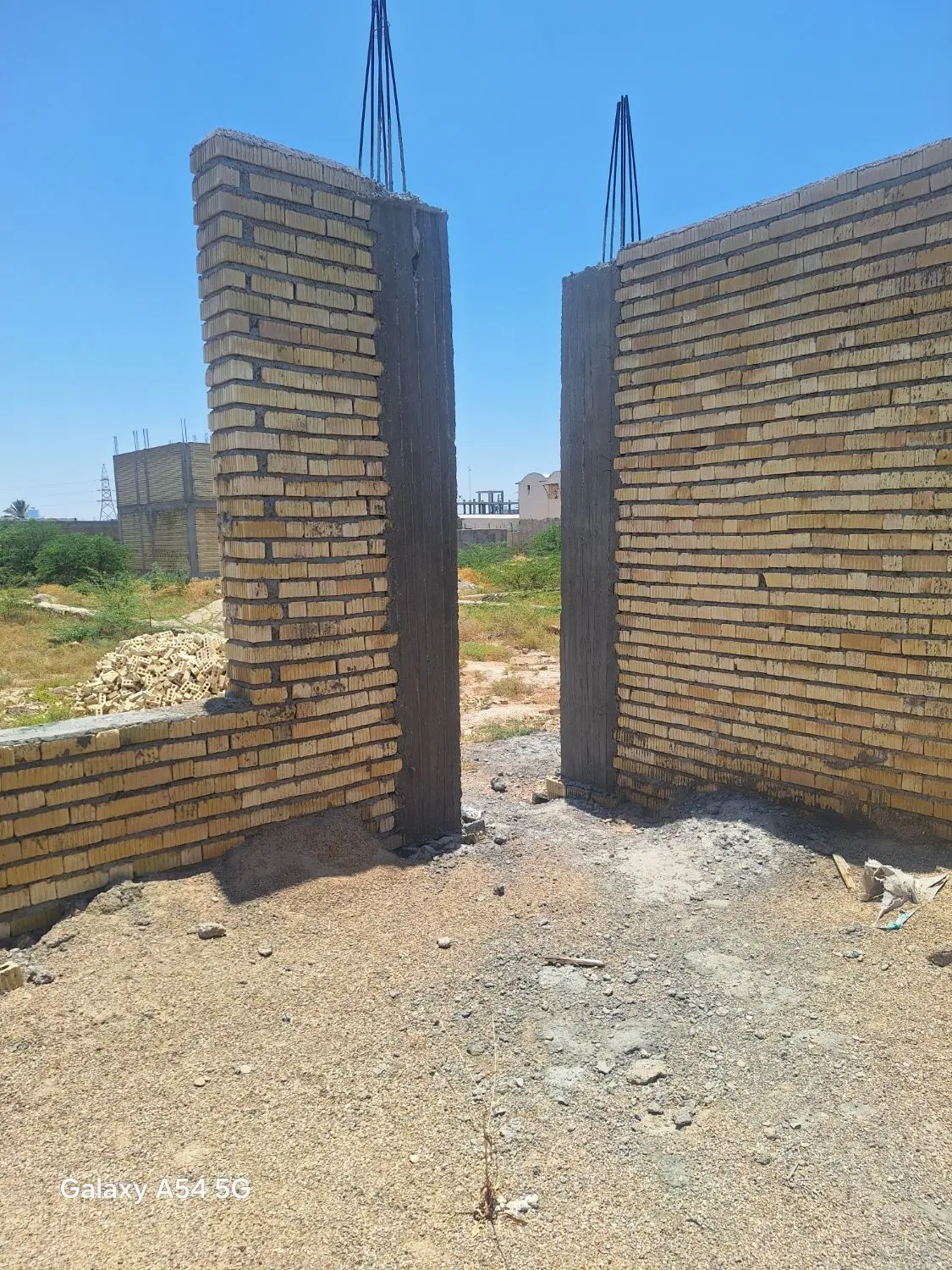 خانه نیمه کاره پشت سپاه