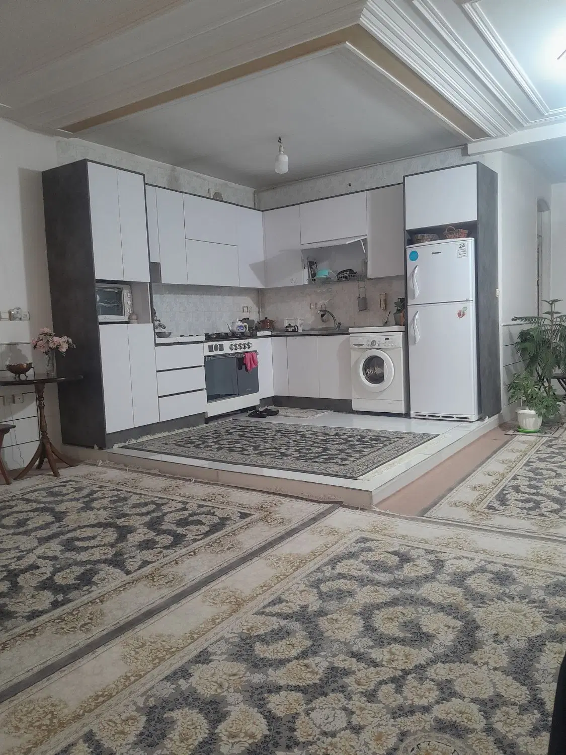 یک باب ساختمان سه طبقه ۲۲۰ متری